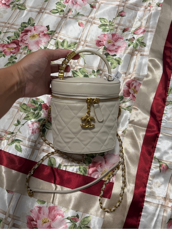 Saks Fifth Avenue Handbags - Saks Fifth Avenue Cream Quilted Mini Bucket Bag with Gold Hardware